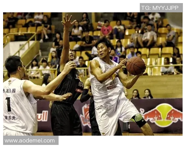 赛后分析：北京篮球队与重庆篮球队的战术对决与技术亮点探讨